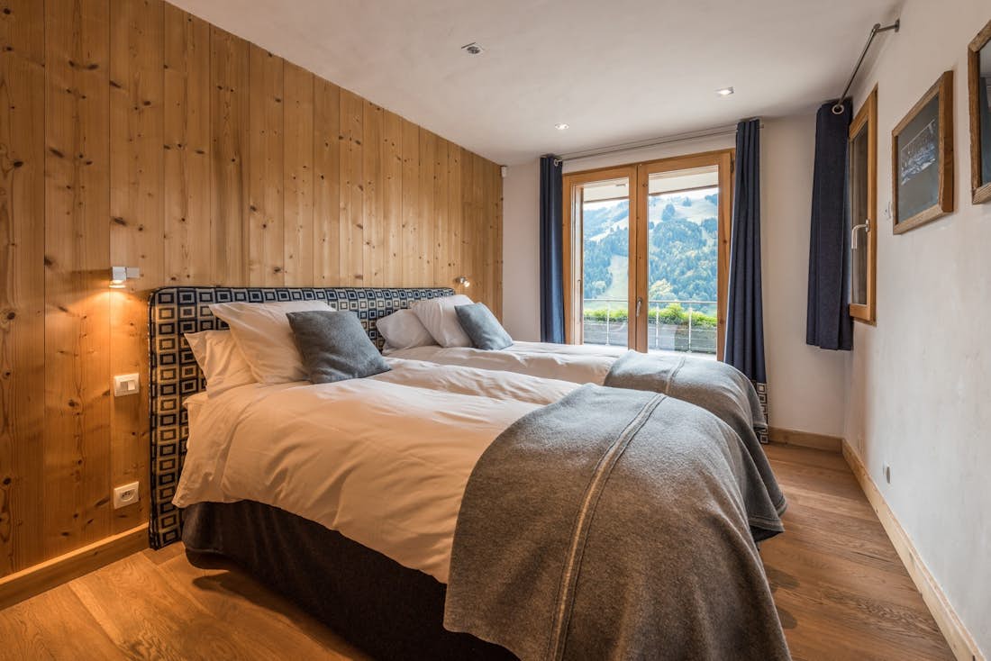 Chambre design deux lits simples chalet services hôteliers Omaroo I Morzine
