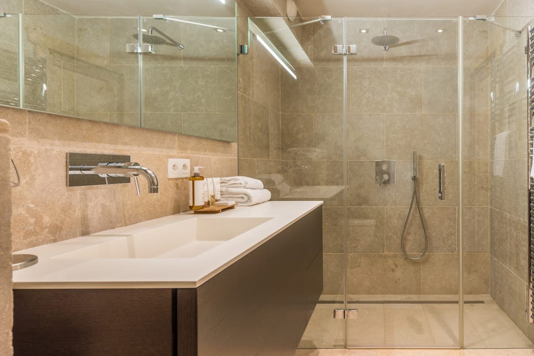 Salle de bain moderne douche à l'italienne chalet Omaroo II Morzine