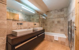 Salle de bain moderne baignoire chalet Omaroo I Morzine