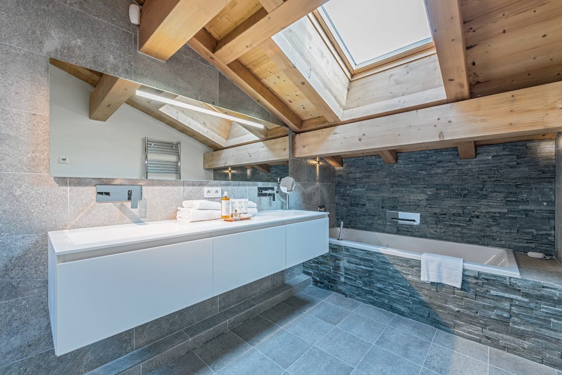 Morzine accommodation - Chalet Omaroo II - Modern bathroom with bathtub at sauna chalet Omaroo II Morzine