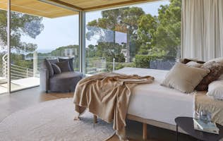 Costa Brava accommodation - Villa Toi & Moi - A bed in a room with a view.