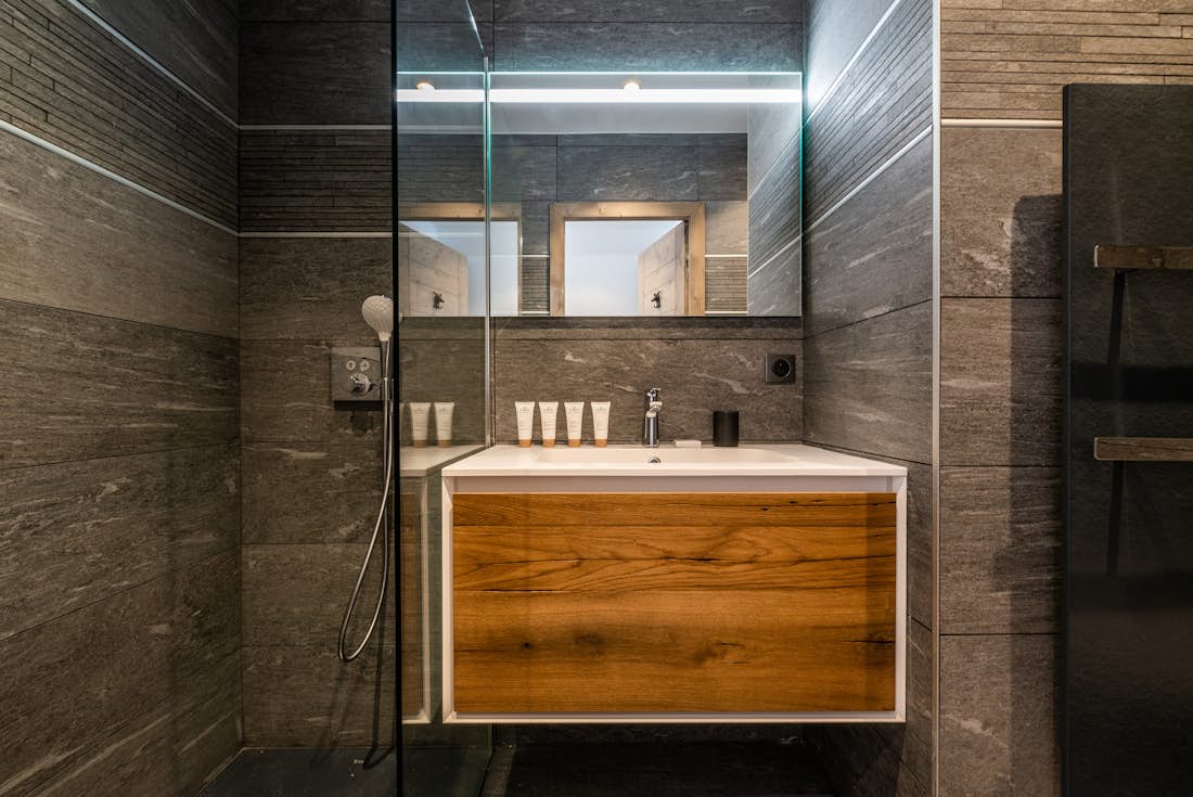 Modern bathroom walk-in shower eco-friendly apartment Ozigo Les Gets
