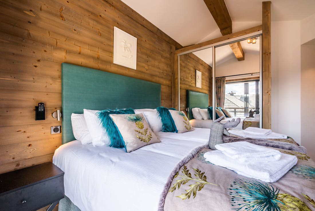 Cosy en-suite bedroom fresh linen hotel services apartment Ozigo Les Gets