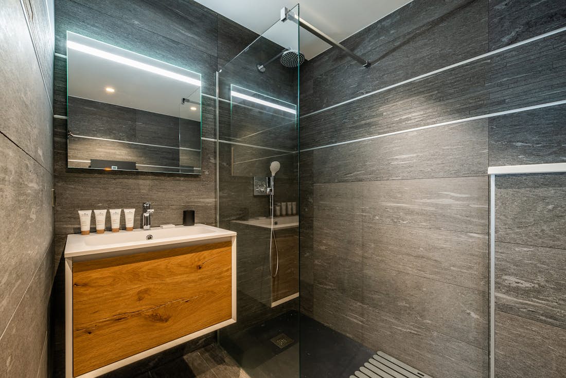 Salle de bain spacieuse douche à l'italienne appartement Ozigo Les Gets