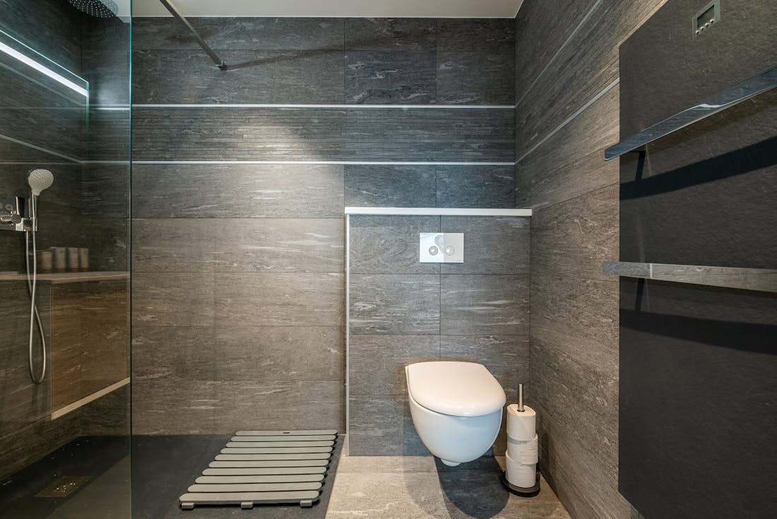 Modern bathroom walk-in shower fresh towels hotel services apartment Ozigo Les Gets