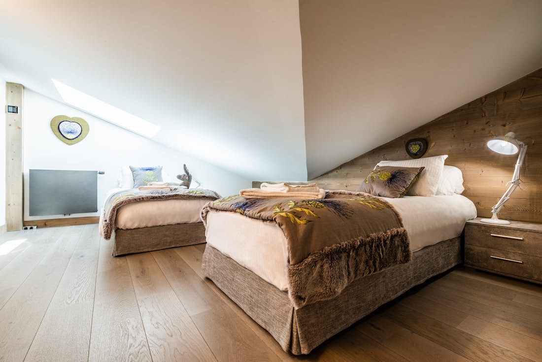 Luxury double ensuite bedroom two single beds hotel services apartment Ozigo Les Gets