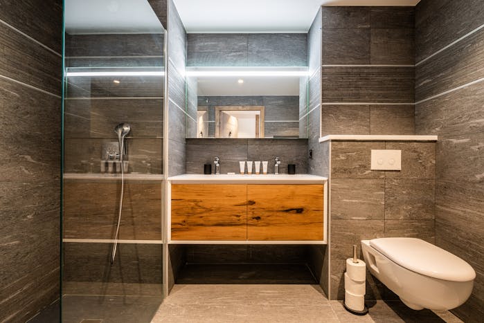 Modern bathroom walk-in shower alps apartment Ozigo Les Gets