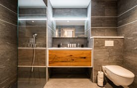 Salle de bain moderne douche à l'italienne appartement Ozigo Les Gets
