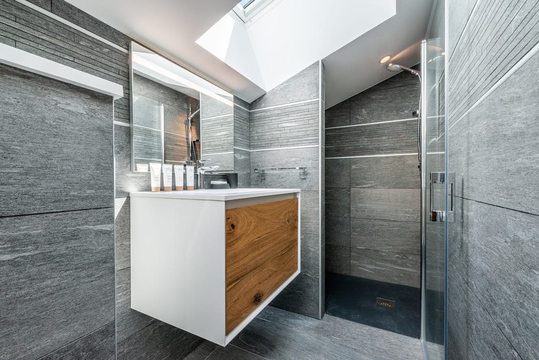 Design bathroom walk-in shower eco-friendly apartment Ozigo Les Gets