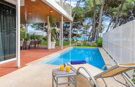 Mallorca alojamiento - Villa Mediterrania I  - A house with a swimming pool next to the beach.