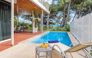 Mallorca accommodation - Villa Mediterrania I  - A house with a swimming pool next to the beach.