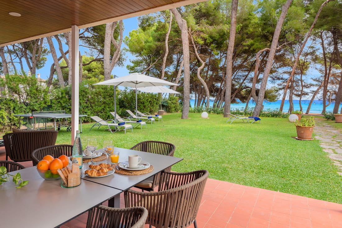 Majorque location - Villa Mediterrania I  - Une grande terrasse avec vue sur la mer dans le villa Mediterrania avec accès à la plage à Mallorca