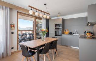 Alpe d’Huez location - Appartement Vallejo - Un salon spacieux dans appartement de luxe Fagus aux pieds des pistes à Alpe d'Huez Alpe d’Huez location - Appartement Vallejo - Ssalon spacieux appartement de luxe Fagus pieds des pistes Alpe d'Huez