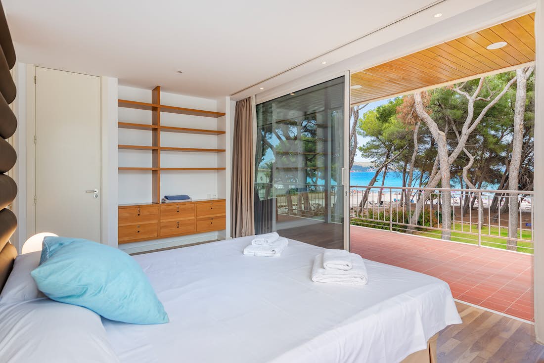 Mallorca alojamiento - Villa Mediterrania I  - Luxury double ensuite bedroom with sea view at Private pool villa Mediterrania in Mallorca