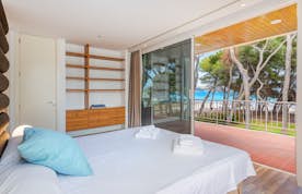Majorque location - Villa Mediterrania I  - Chambre double moderne salle de bain villa Mediterrania vue mer Mallorca