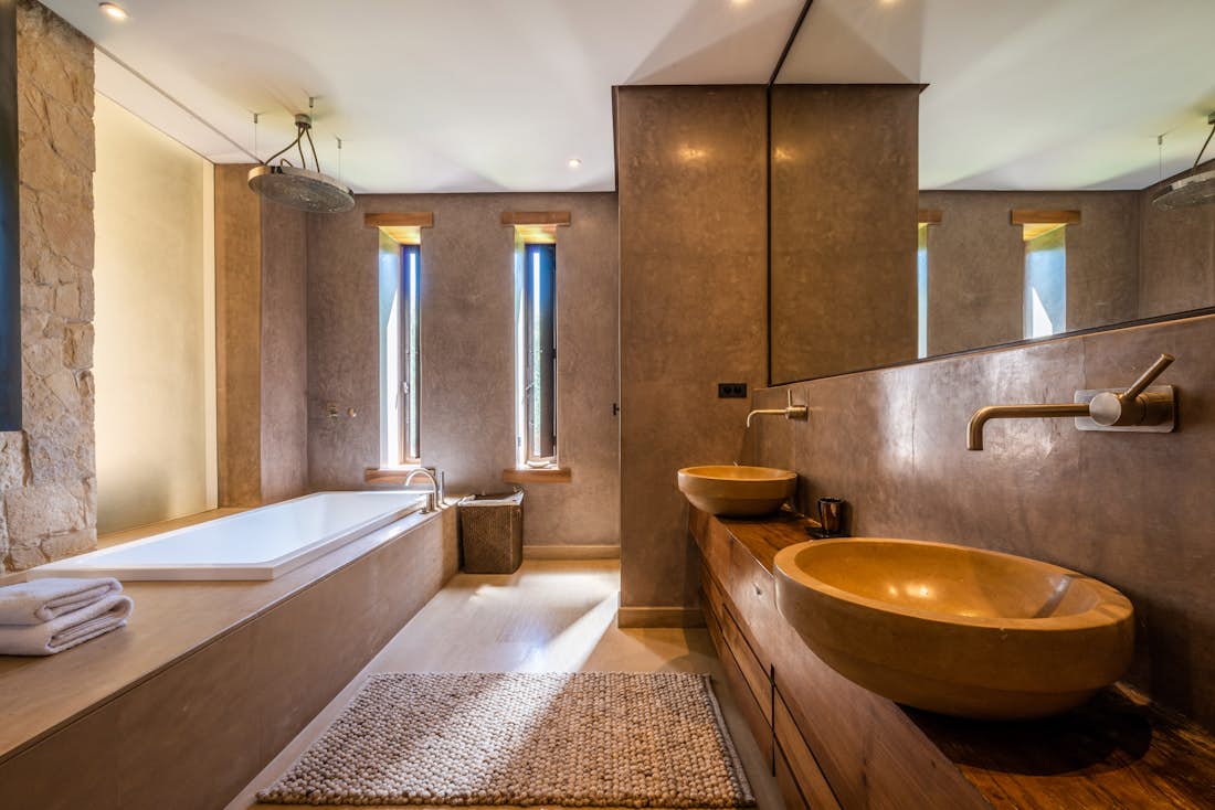 Contemporary concrete bathroom with rain shower at Zagora private villa in Marrakech