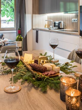 Une salle à manger moderne appartement de luxe familial Ipê Morzine