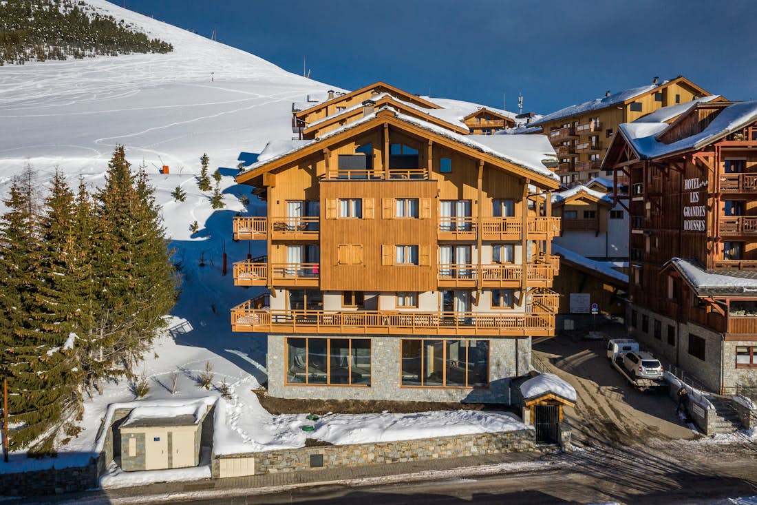 Alpe d’Huez location - Appartement Juglans - Extérieur en bois et enneigé de la résidence de luxe de l'appartement Juglans à l'Alpe d'Huez