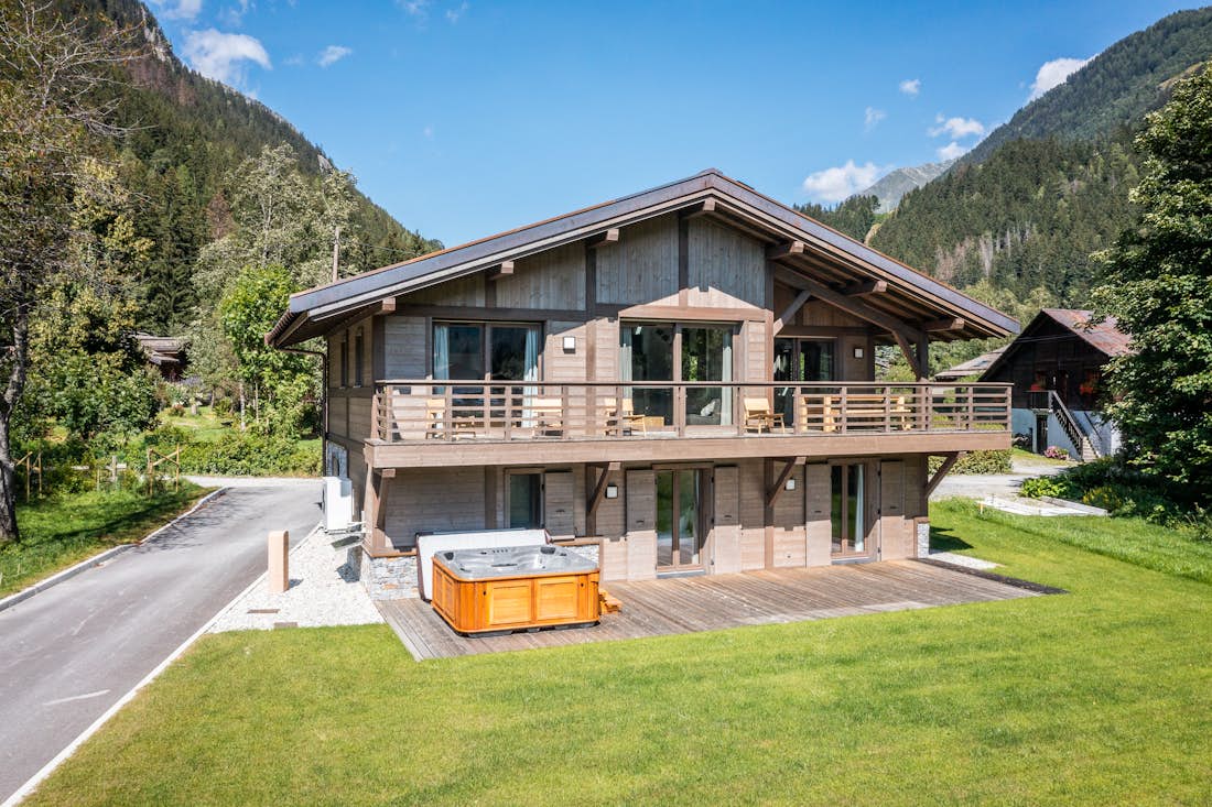 Chamonix accommodation - Chalet Jatoba - Exterior of the building with opulent outdoor hot tub in ski chalet Jatoba Chamonix
