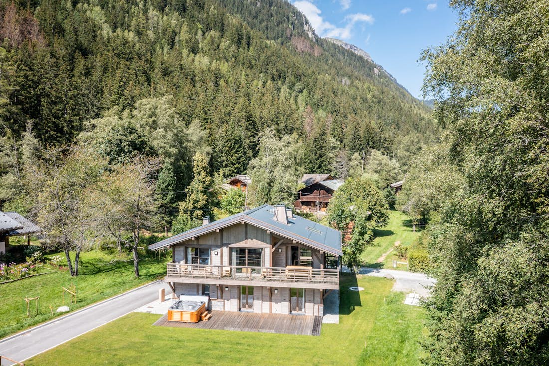 Vue aérienne extérieure vue montagnes vallée chalet de luxe familial Jatoba Chamonix