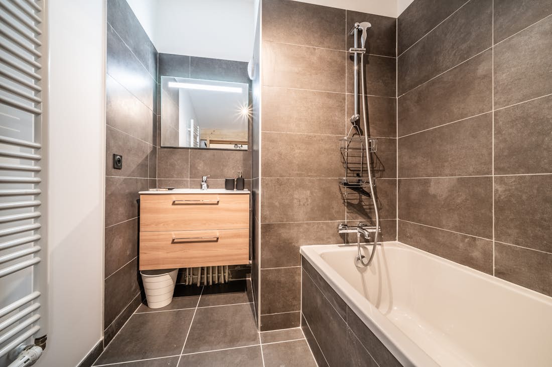 Les Gets location - Appartement Elouera - Salle de bain moderne avec une douche à l'italienne dans l'appartement de luxe Elouera familial à Les Gets