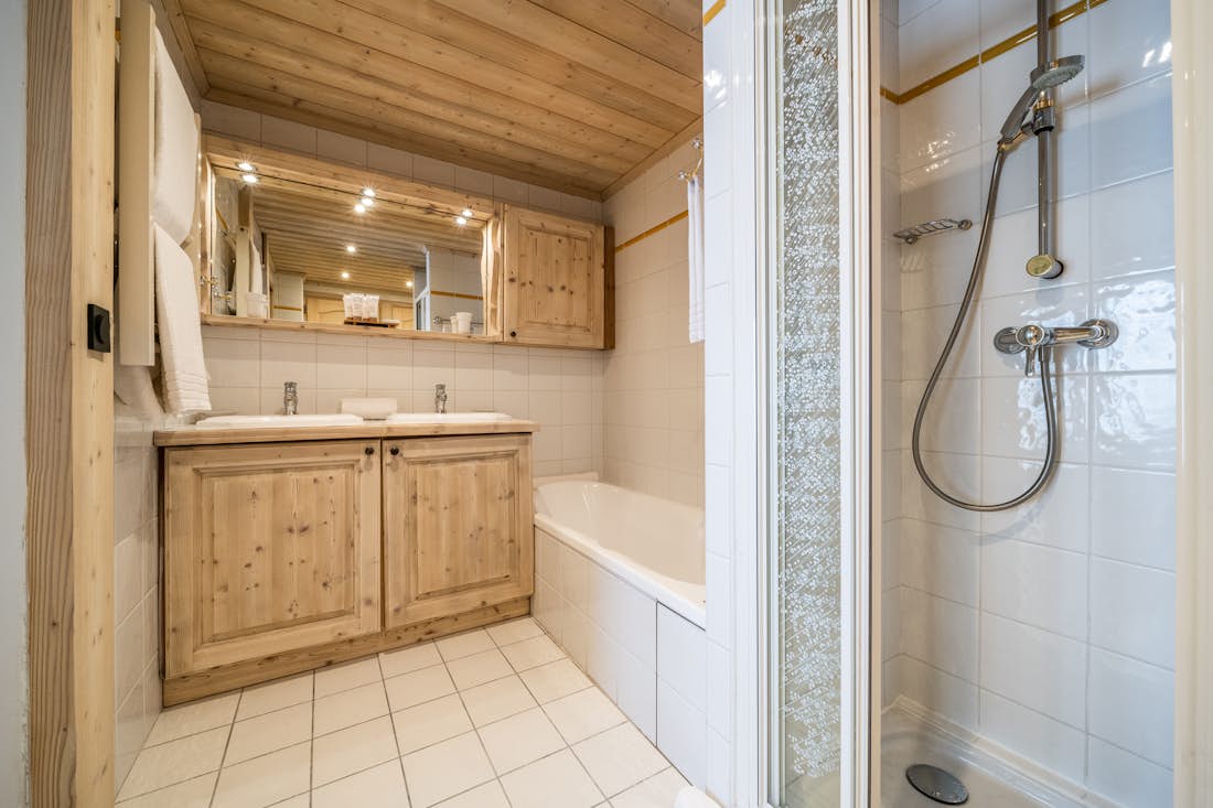 Courchevel accommodation - Apartment Mirador 1850 A - Modern bathroom with walk-in shower at ski in ski out apartment Mirador 1850 A Courchevel 1850