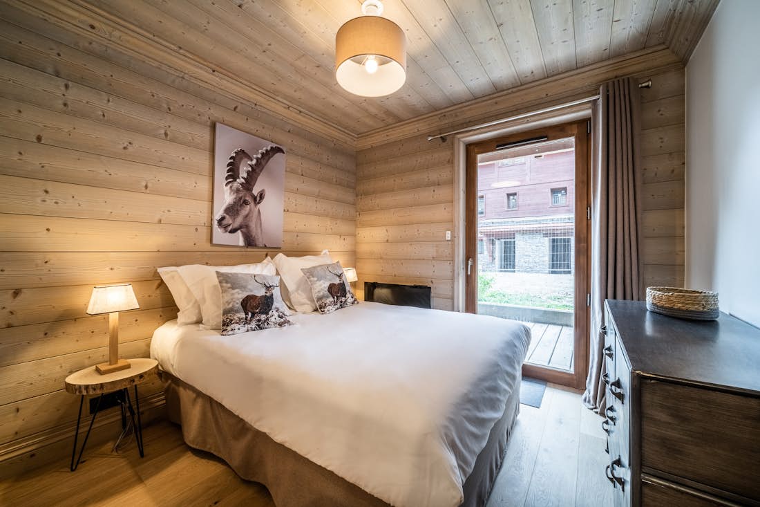 Cosy double bedroom ski apartment Cervino Courchevel Moriond