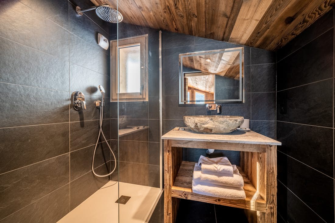 Chambre double moderne salle de bain chalet de luxe vues sur la montagne Floquet de Neu Les Gets