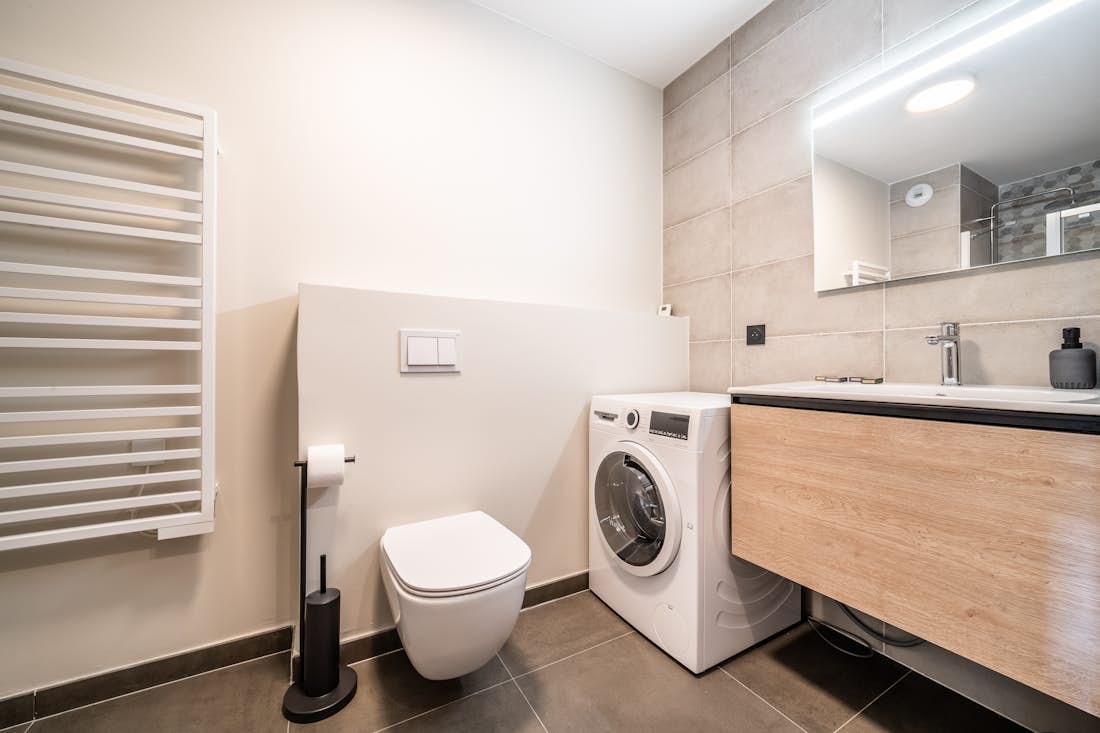 Chamonix accommodation - Apartment Kalmia - Modern bathroom with amenities ski apartment Kalmia Chamonix