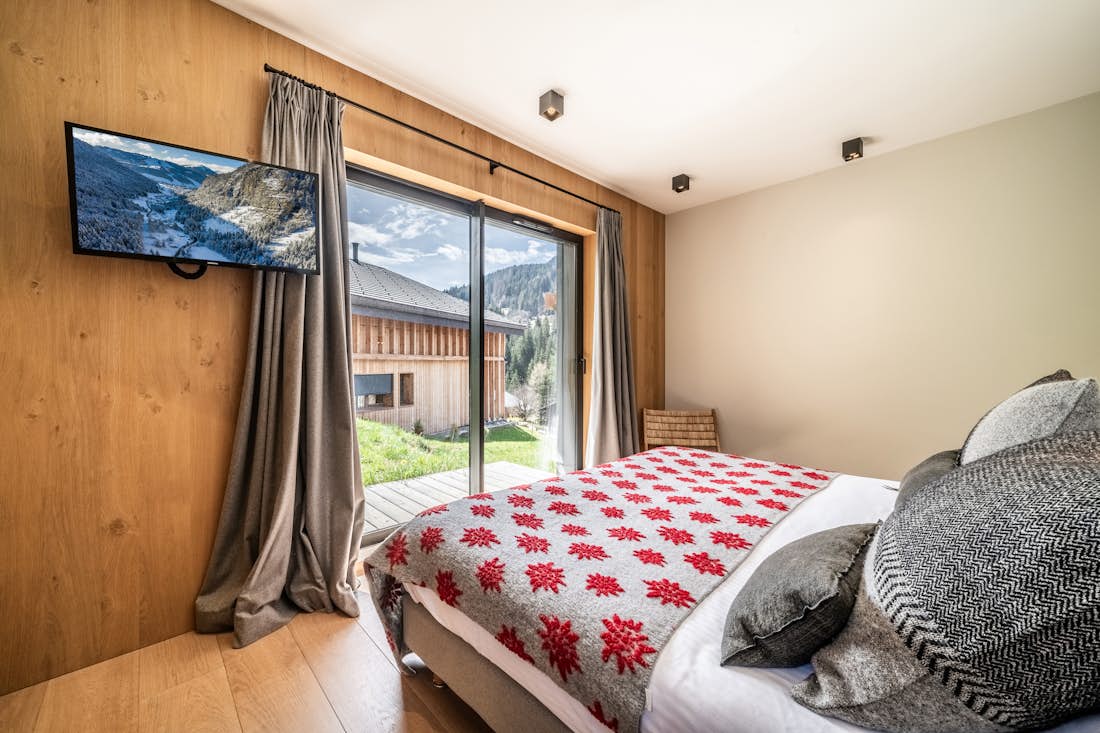 Morzine accommodation - Chalet Nelcôte - Double bedroom with closet and desk in hotel services chalet Nelcôte Morzine