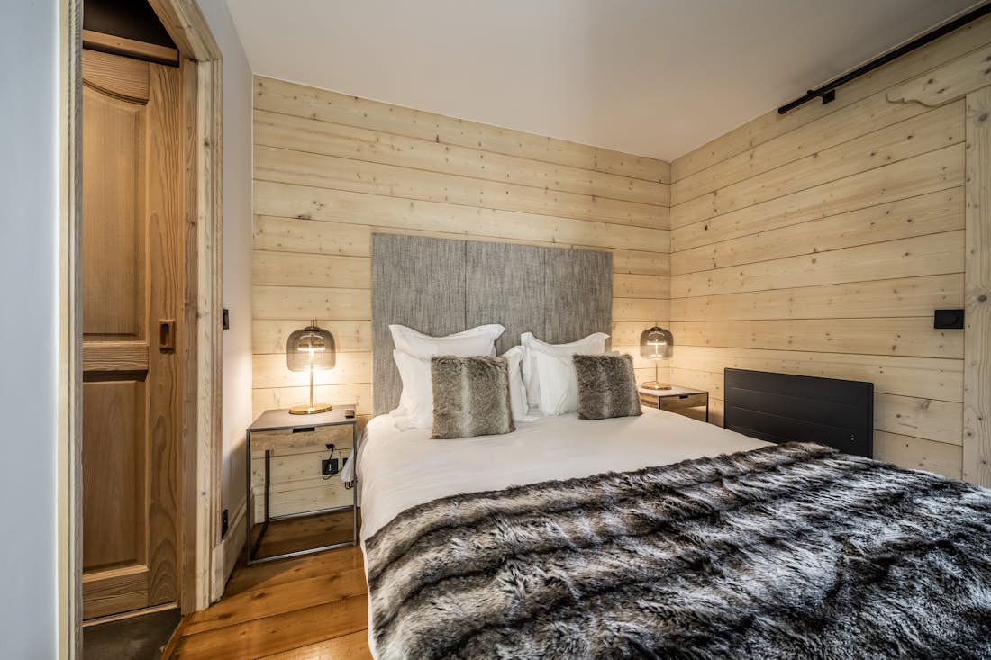 Courchevel accommodation - Apartment Mirador 1850 B - Bright double bedroom in ski in ski out apartment Mirador 1850 B Courchevel 1850