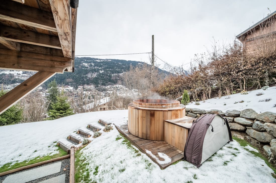 Jacuzzi en plein air vue montagne chalet de luxe familial Arande Saint Gervais