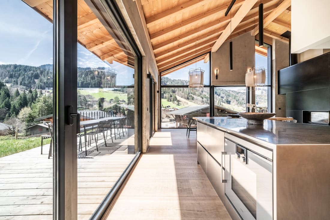 Verbier alojamiento - Chalet Nelcote - Modern kitchen with mountain views in eco-friendly chalet Nelcôte Morzine