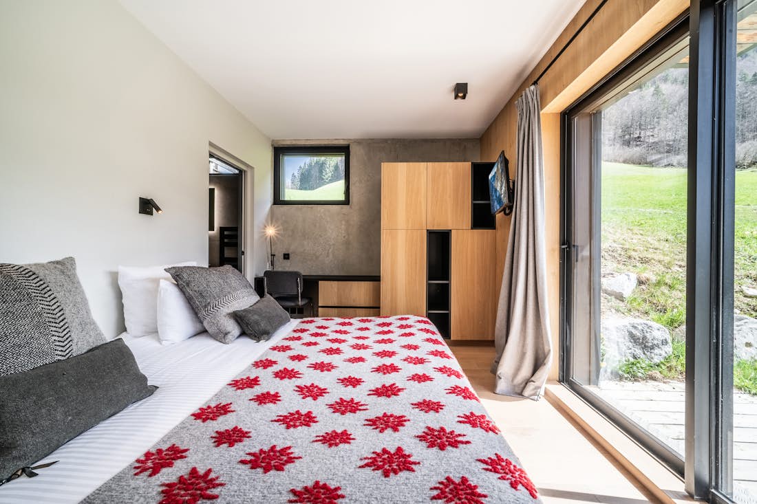 Morzine accommodation - Chalet Nelcôte - Double bedroom with closet and desk in hotel services chalet Nelcôte Morzine