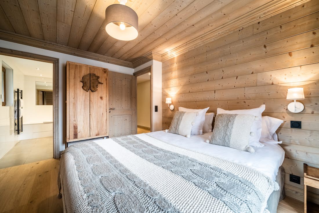 Chambre double moderne salle de bain appartement de luxe ski Cervino Courchevel Moriond