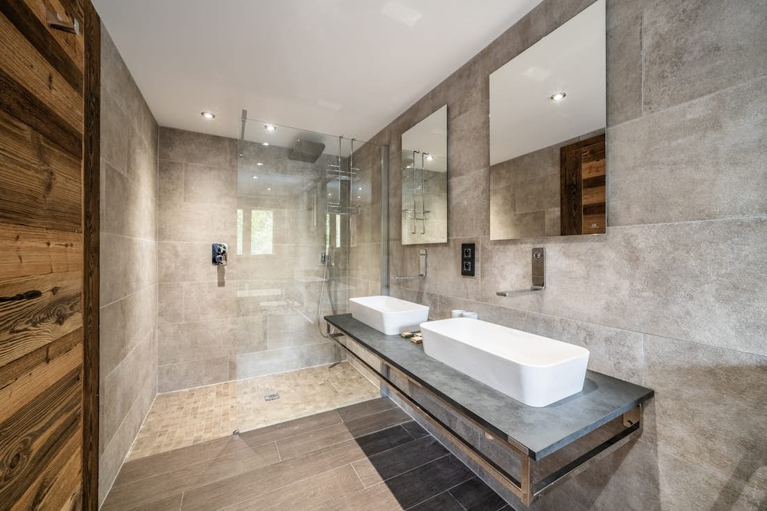 Les Carroz d’Arâches location - Chalet La Ferme du Gron - Spacious Bathroom shower hot tub La Ferme du Gron