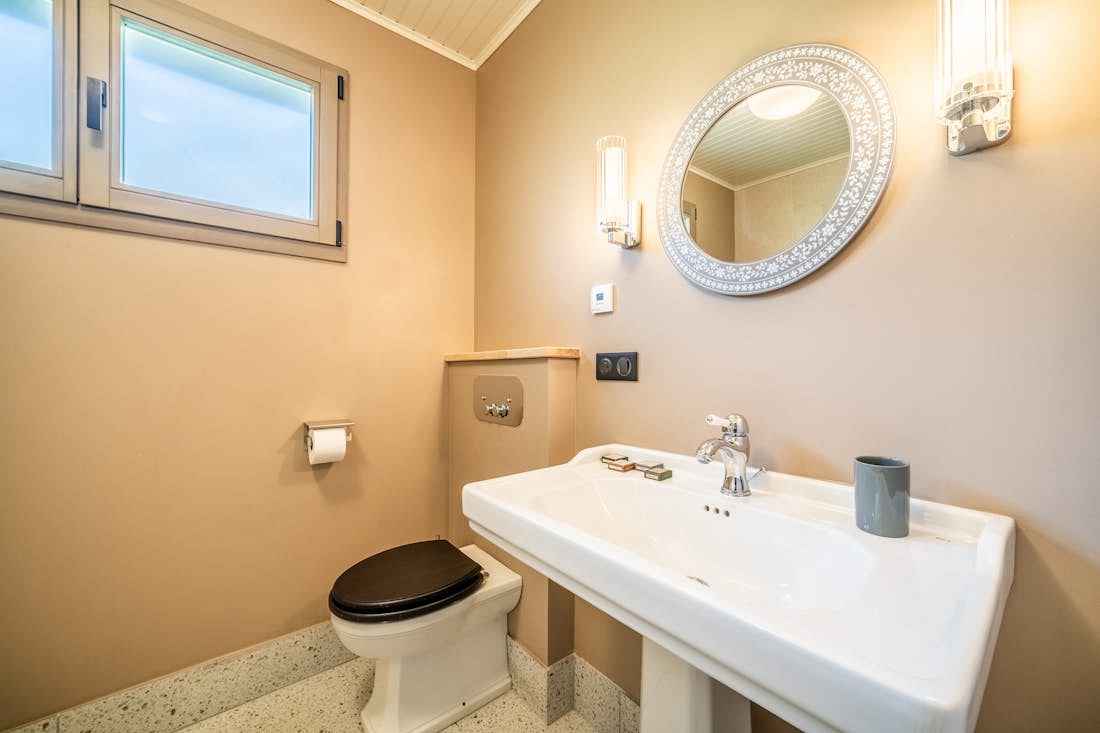 Morzine accommodation - Chalet La Rose de Clairiere  - Bathroom Chalet La Rose en Clairiere Morzine