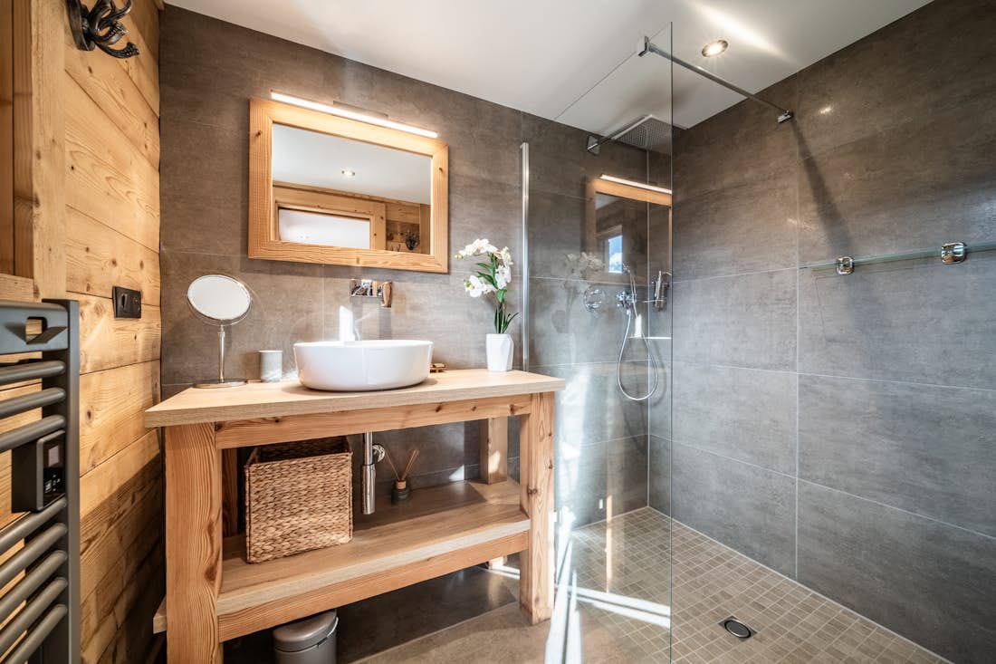 Morzine location - Chalet Heavenly - Chambre double moderne avec salle de bain dans chalet de luxe Azobe familial à Morzine