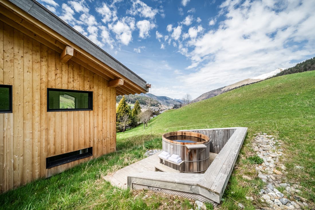 Verbier alojamiento - Chalet Nelcote - Outdoor hot tub with mountain views hotel services chalet Nelcôte Morzine
