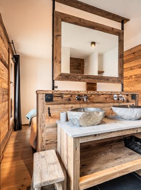 Les Gets accommodation - Apartment Pamir - A wooden bathroom with two sinks and a mirror.
