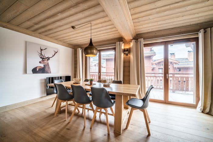 Belle salle à manger ouverte appartement de luxe ski Cervino Courchevel Moriond