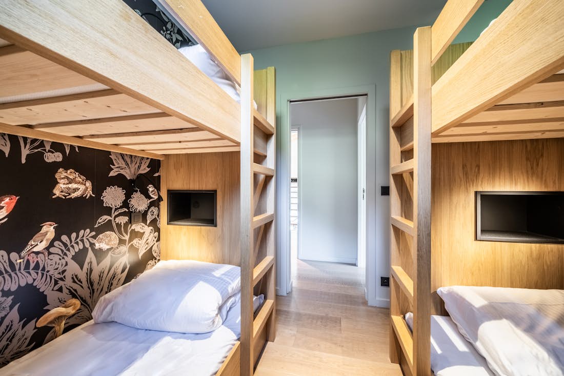Morzine location - Chalet Nelcôte - Chambre à lit superposé avec papier peint design dans le chalet de services hôteliers Nelcôte Morzine