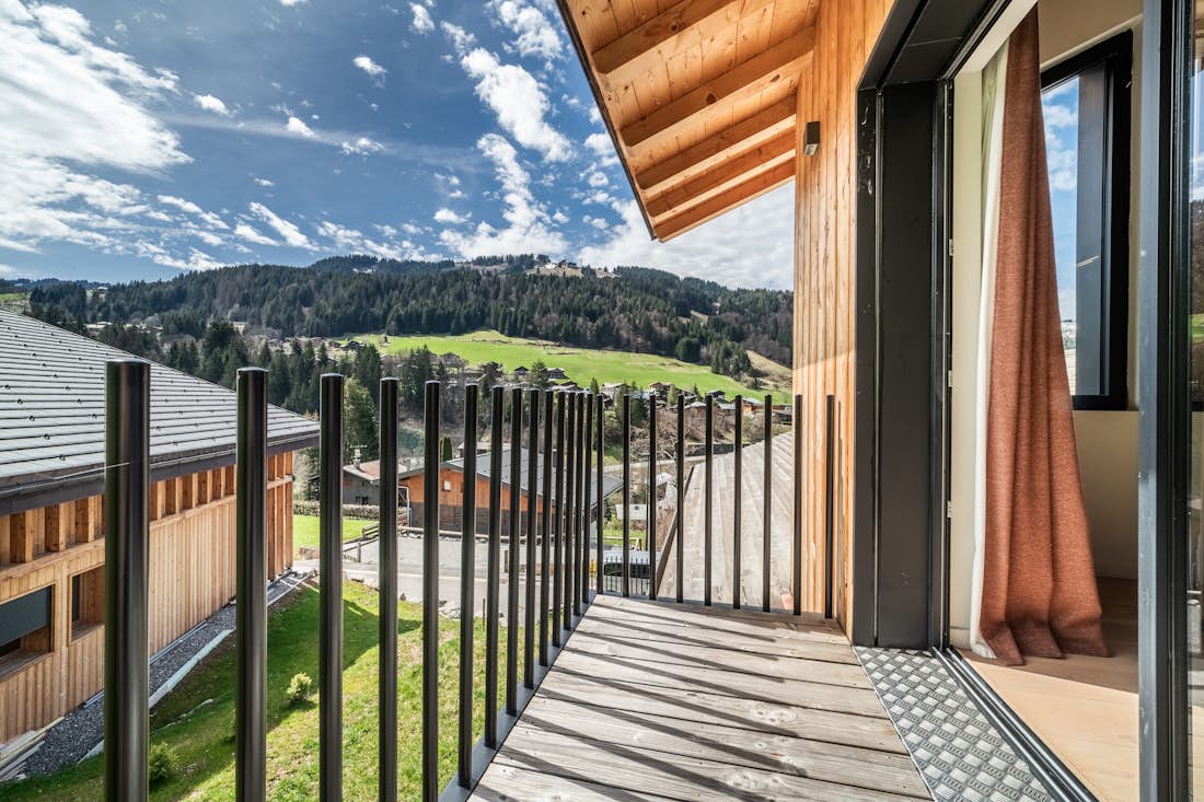 Morzine accommodation - Chalet Nelcote - Twin bedroom joined to double ensuite bedroom in eco-friendly chalet Nelcôte Morzine