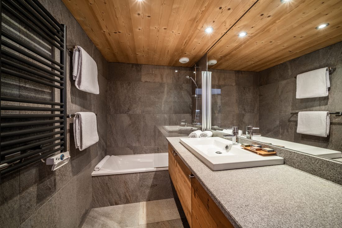 Chamonix location - Appartement Valvisons - Salle de bain exquise avec baignoire dans appartement de luxe Valvisons ski à Les Houches