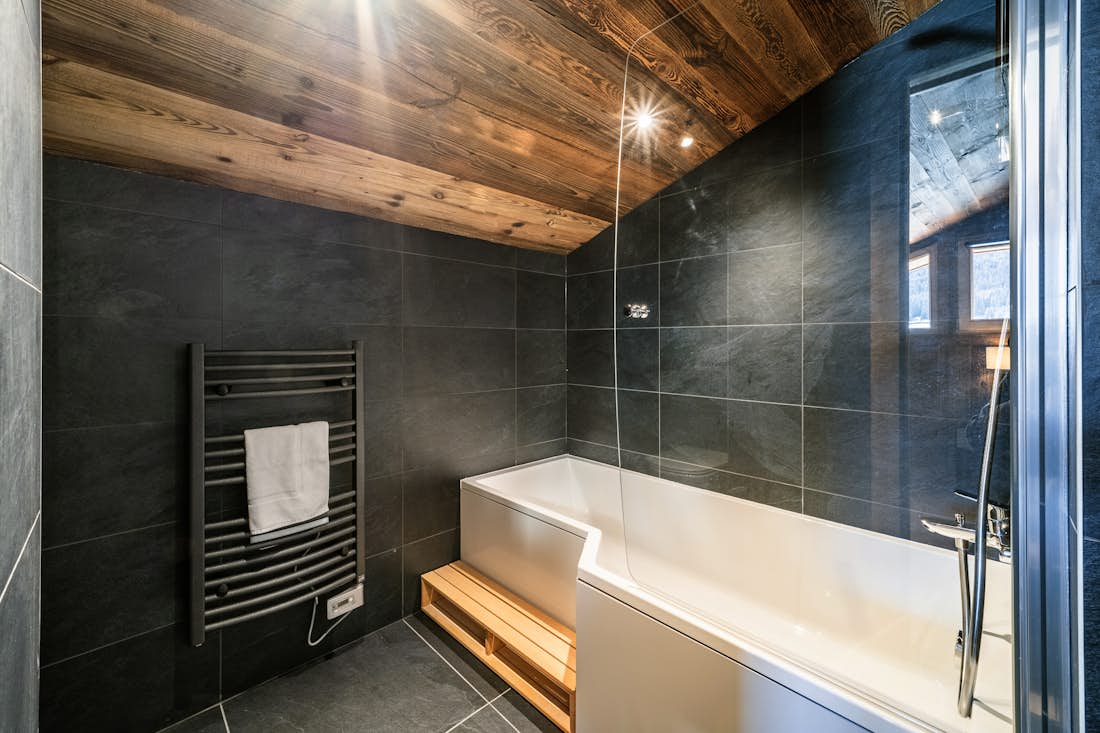 Les Gets location - Chalet Floquet de Neu  - Chambre double moderne avec salle de bain dans chalet de luxe Floquet de Neu vues sur la montagne à Les Gets