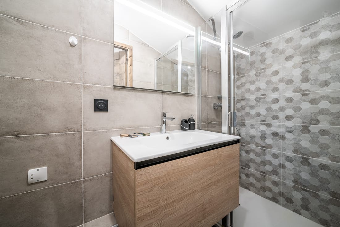 Chamonix accommodation - Apartment Kotibe - Modern bathroom with amenities ski apartment Kotibe Chamonix