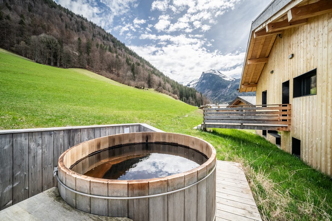 Morzine accommodation - Chalet Nelcôte - Outdoor hot tub with mountain views hotel services chalet Nelcôte Morzine