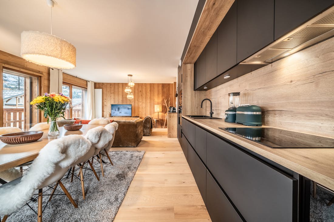 Megève location - Appartement Centaurea - Une cuisine contemporaine dans le appartement Cortirion vues sur la montagne à Megève