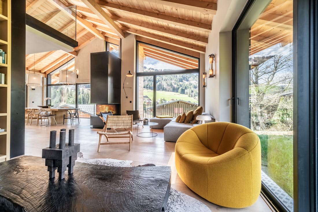 Verbier alojamiento - Chalet Nelcote - Living room with natural light in luxury ski chalet chalet Nelcôte Morzine