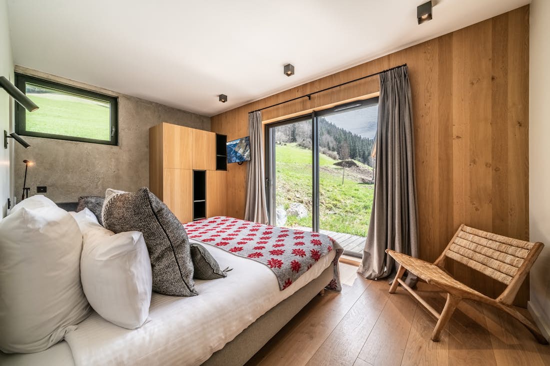 Morzine accommodation - Chalet Nelcote - Luxury double ensuite bedroom with private TV at hotel services chalet Nelcôte Morzine